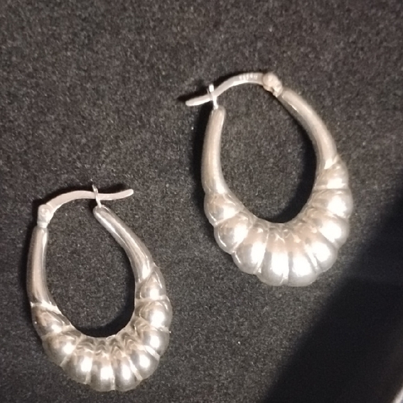 Elegant Silver Hoop Earrings Different Sizes - Picture 3 of 6